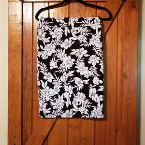 Luluroe pull on black and white flowered skirt